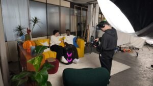 Niko Williams en el set de salón en el estudio de Octava Dimensión.